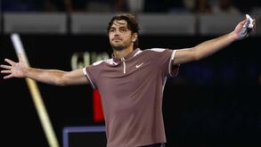 Taylor Fritz afasta Tsitsipas e qualifica-se para os quartos de final do Open da Austrália