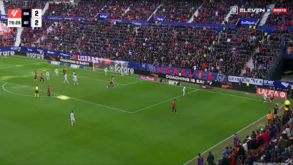 Inacreditável: lateral do Osasuna rematou junto à bandeirola de canto e marcou este grande golo