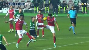 Sporting pediu penálti de José Fonte neste lance: árbitro e VAR mandaram seguir