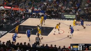 Insólito: Russell Westbrook tirou a sapatilha e foi marcar um triplo