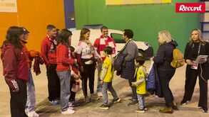 Allianz Cup: adeptos de Benfica e Estoril em momento de fairplay antes do jogo