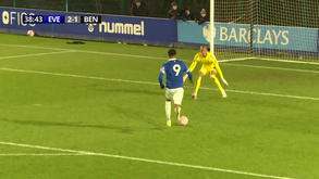 Chermiti aproveitou o erro incrível de Bajrami para consumar a reviravolta do Everton frente ao Benfica
