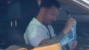 Não acontece todos os dias: adeptos encontram Messi no trânsito e 'sacam' autógrafo do craque