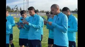Crianças vão ao Olival cantar as janeiras e jogadores do FC Porto juntam-se à festa e à cantoria