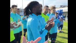 Depois dos 'calduços', os parabéns: plantel do FC Porto celebra aniversário de Romário Baró 