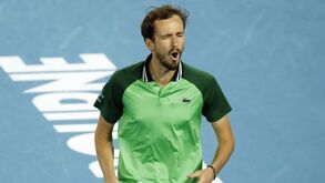 Medvedev bate Zverev e apura-se para a final do Open da Austrália