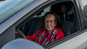 Adepta do Benfica conduz... aos 100 anos: águia centenária guia para o título