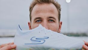 Skechers lança Diamond Ice Pack, as novas chuteiras goleadoras de Harry Kane
