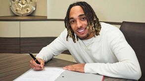 Bayern Munique anuncia contratação de Sacha Boey