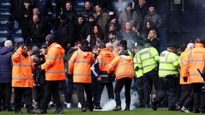 Confrontos entre adeptos interrompem jogo entre West Bromwich e Wolverhampton