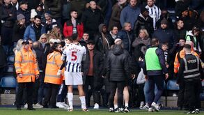 Caos após confrontos no West Brom-Wolverhampton: jogadores até retiraram filhos da bancada