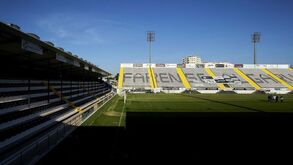 Polícia intervém na entrada de adeptos do FC Porto no São Luís: um ferido vai receber tratamento hospitalar
