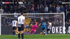 Mattheus Oliveira desperdiçou penálti no Farense-FC Porto: bola saltou... antes do médio rematar