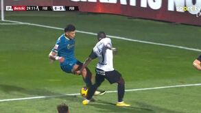 Árbitro marcou penálti para o FC Porto neste lance mas reverteu decisão após consultar as imagens