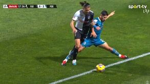 O segundo penálti para o Farense frente ao FC Porto: erro de Varela e Diogo Costa quase a defender