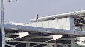 Cidadão estrangeiro retido no Aeroporto de Lisboa foge para o telhado e obriga PSP a fechar zona