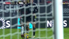 Árbitro marcou penálti para o Benfica mas voltou atrás na decisão segundos depois