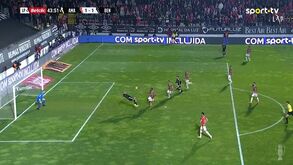 'Matou no peito' e rematou de bicicleta: o golaço de Arthur Cabral no Estrela-Benfica