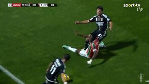 Estrela-Benfica: Regis viu segundo amarelo após esta entrada sobre João Neves e foi expulso