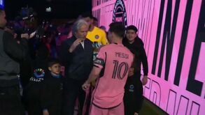 O momento em que Jorge Jesus reencontra e abraça Messi antes do Al Hilal-Inter Miami