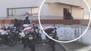 Forte aparato policial à porta da casa de Madureira: líder dos Super Dragões foi detido
