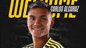 Carlos Alcaraz reforça Juventus por empréstimo do Southampton