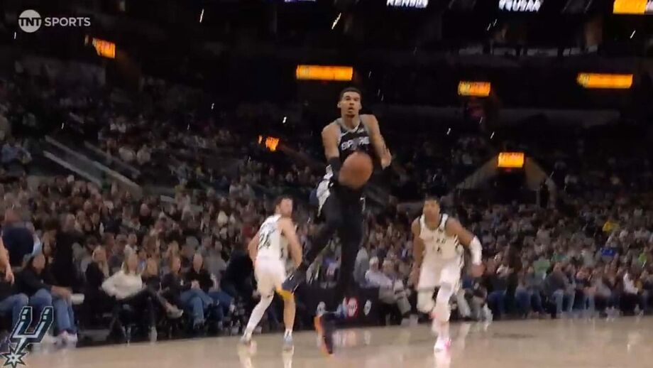 'Rookie' esteve em destaque, mas não conseguiu evitar a derrota (121-125) dos Spurs frente aos Bucks