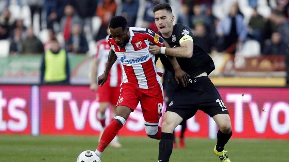 Guélor Kanga (à esquerda), ao serviço do Estrela Vermelha