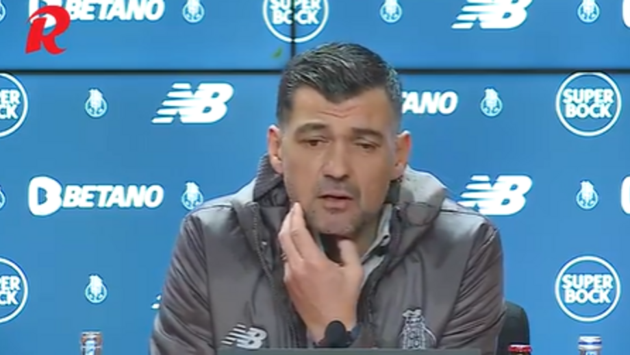 Treinador do FC Porto confrontado com palavras de Vítor Baía sobre arbitragem