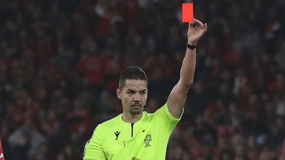 Iancu Vasilica expulsou Aderllan na Luz com o jogo empatado (1-1). Benfica bateu  o Rio Ave por 4-1