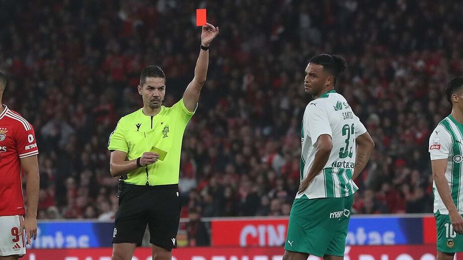 Iancu Vasilica expulsou Aderllan na Luz com o jogo empatado (1-1). Benfica bateu  o Rio Ave por 4-1