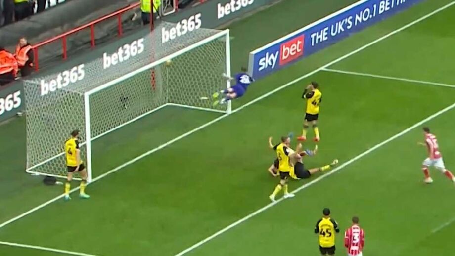 Guardião inglês lançou-se à bola e ficou... mal na fotografia