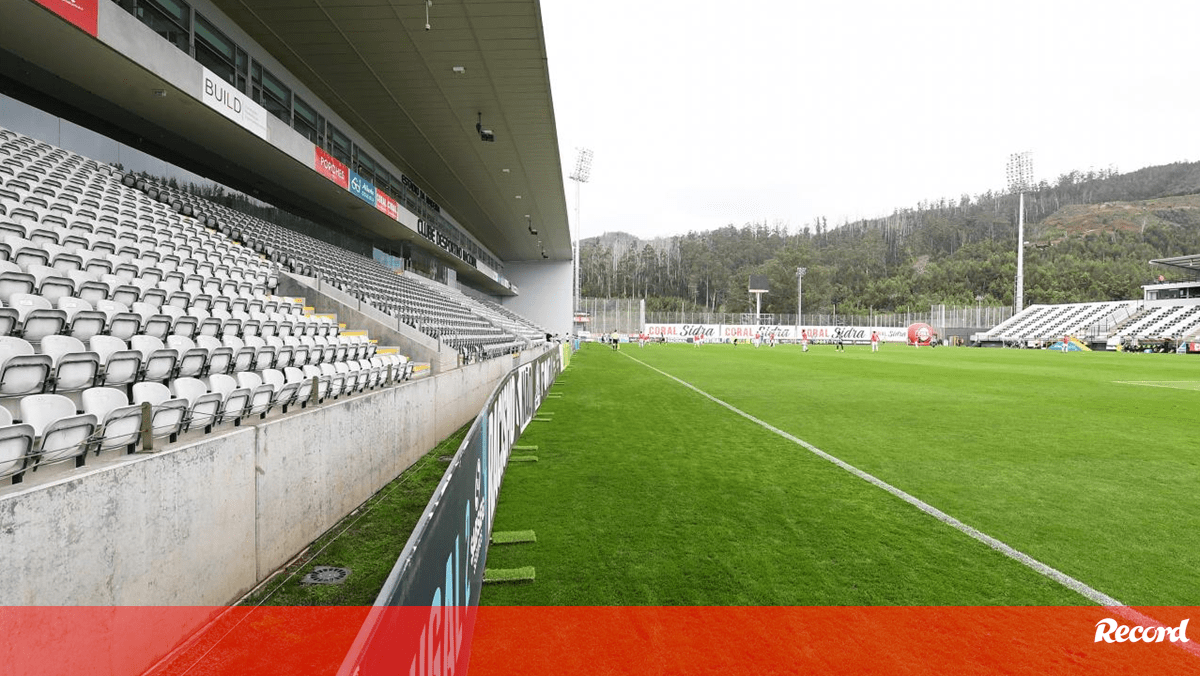 Adepto do Nacional retirado do estádio por partir cadeira ao pontapé