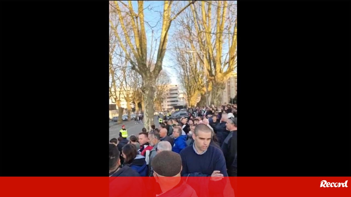 Centenas de adeptos à espera de autorização para poderem entrar no estádio antes do Famalicão-Sporting