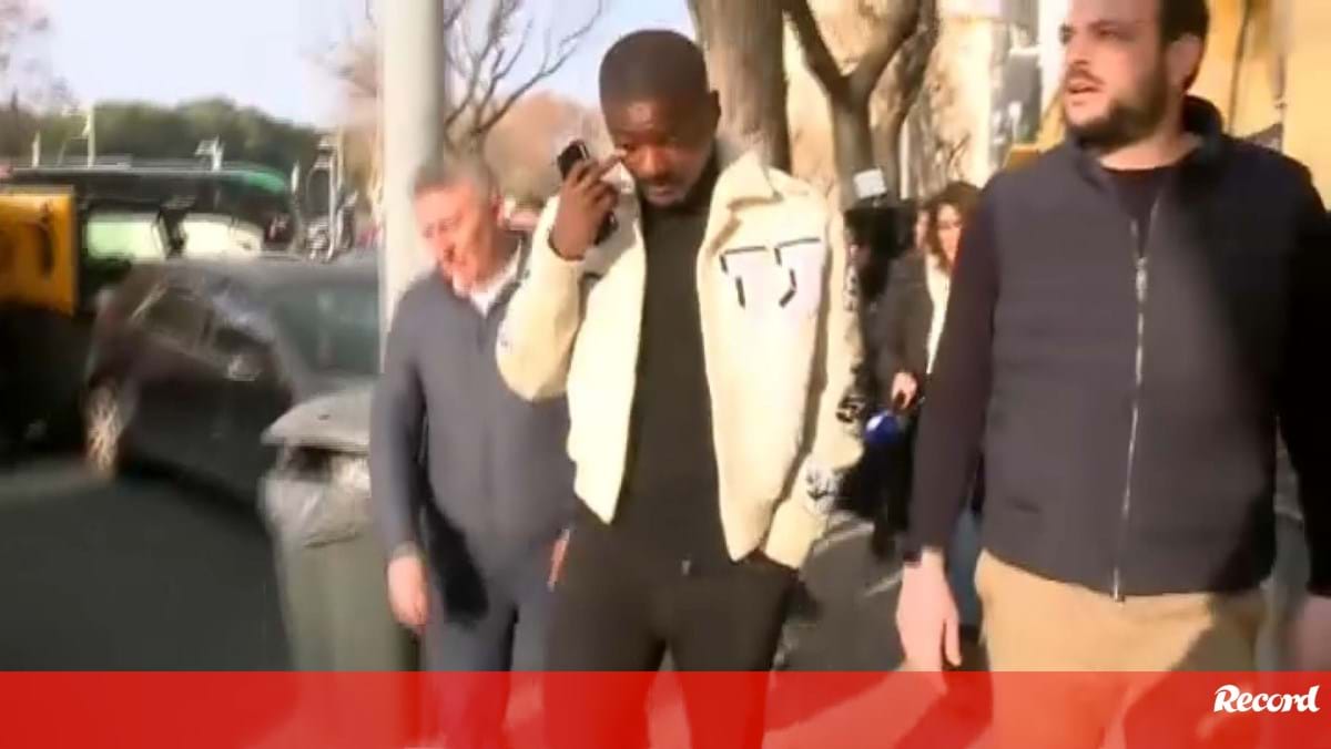 William Carvalho abandona tribunal em silêncio e recebe apoio de adeptos