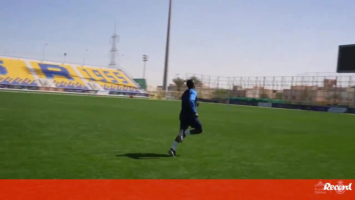 Luís Castro deu um dia de descanso extra a Mané, mas o senegalês... apareceu para treinar