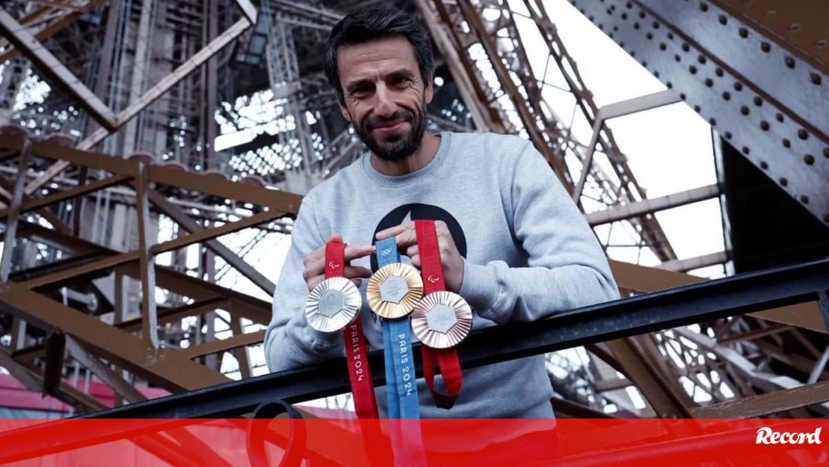 Paris Medalhados V O Levar Para Casa Um Pouco Da Torre Eiffel Jogos Ol Mpicos Jornal