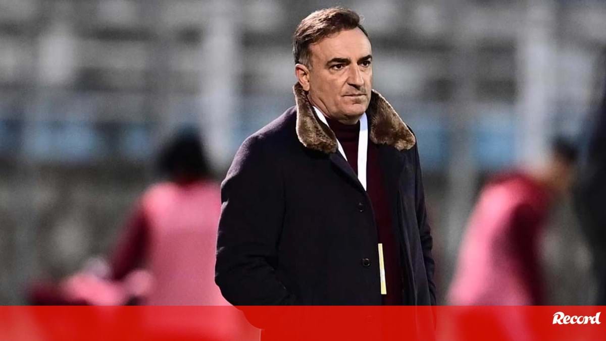 Carlos Carvalhal deixa o Olympiacos