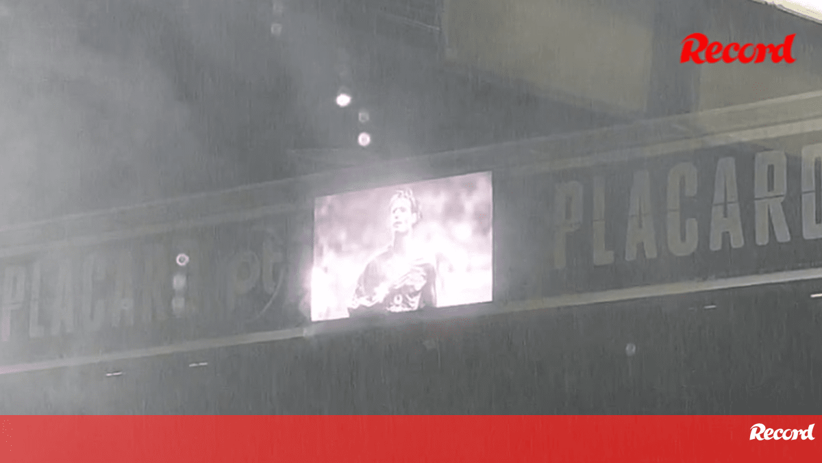 V. Guimarães-Benfica: a entrada das equipas em campo e a sentida homenagem a Miklós Fehér