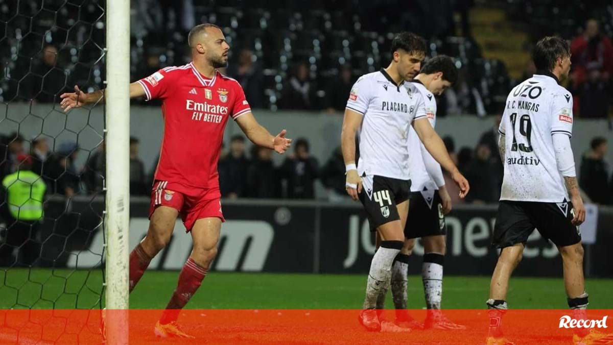 A crónica do V. Guimarães-Benfica, 2-2: águia anda à chuva e liderança molha-se