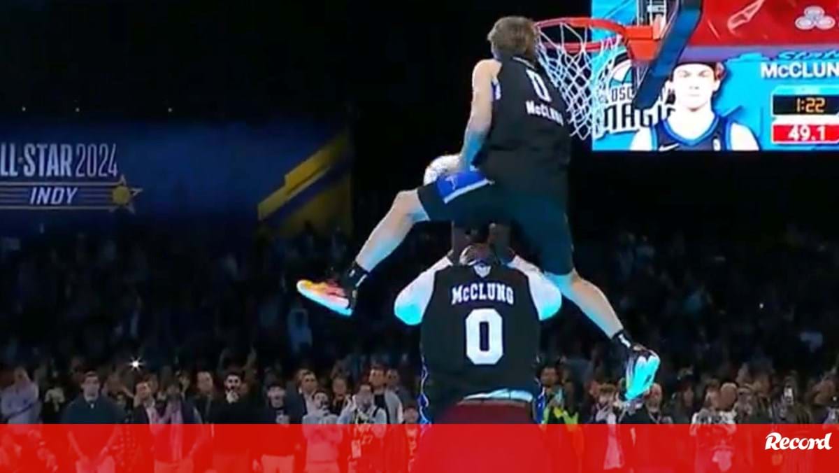 Mac Mclung vence concurso de afundanços do All Star com salto por cima de Shaquille O'Neal