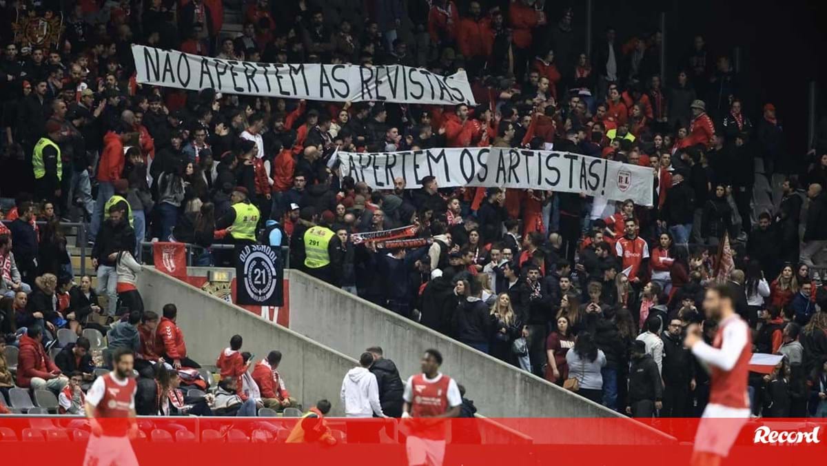 Claques do Sp. Braga protestam no jogo com o Farense: «Não apertem as revistas, apertem com os artistas»