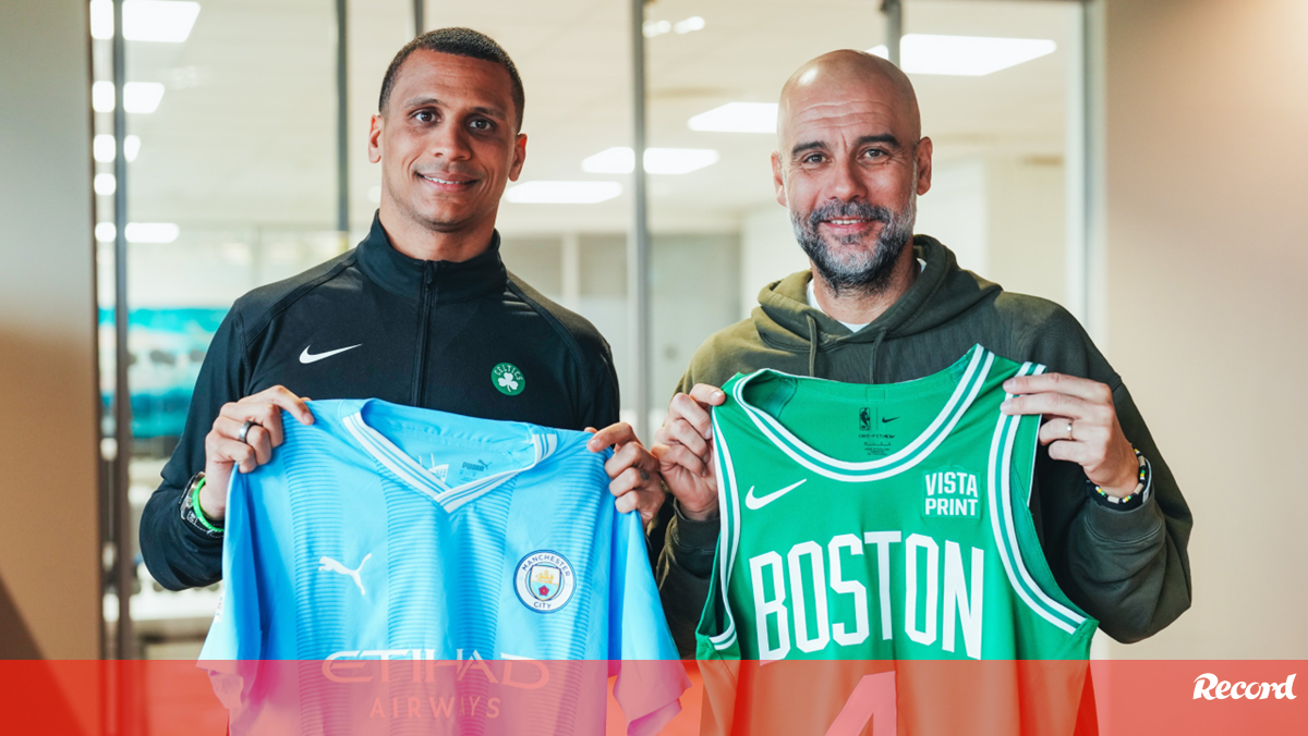 Bernardo Silva 'recebe' Joe Mazzulla no centro de treinos do Man. City com a camisola dos Celtics vestida