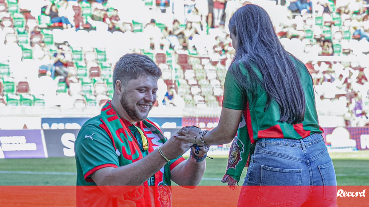 Ela disse 'sim': adepto do Marítimo pediu namorada em casamento no relvado e no final houve beijo