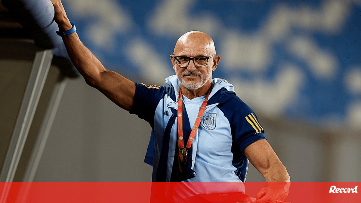 Oficial: De la Fuente será o selecionador de Espanha pelo menos até ao Mundial'2026