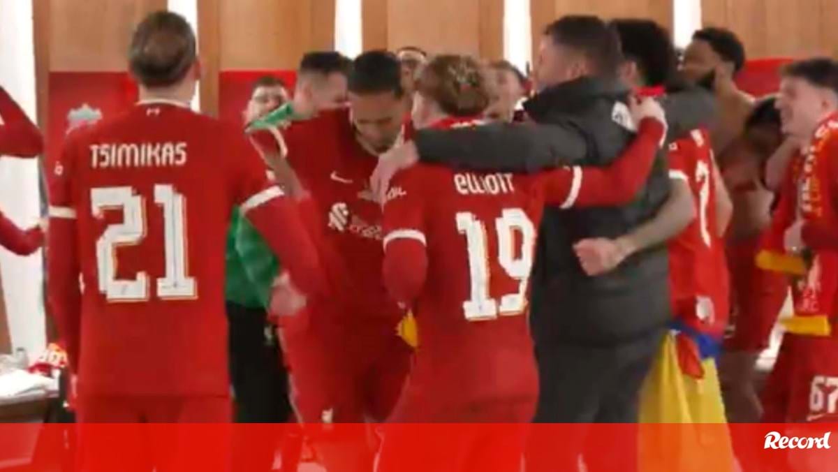 Música e muita dança: a festa no balneário do Liverpool após conquista da Taça da Liga