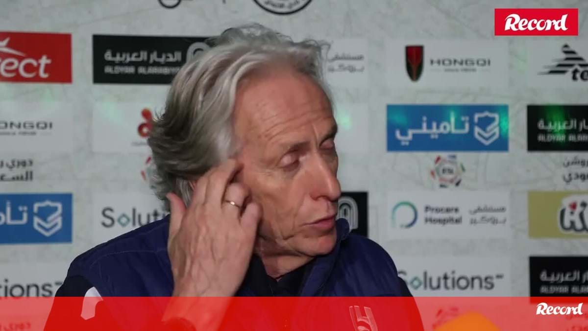 Jesus: «Dizem que os jogadores vêm para a Arábia Saudita pelo dinheiro. E os que vão para Inglaterra, jogam de borla?»