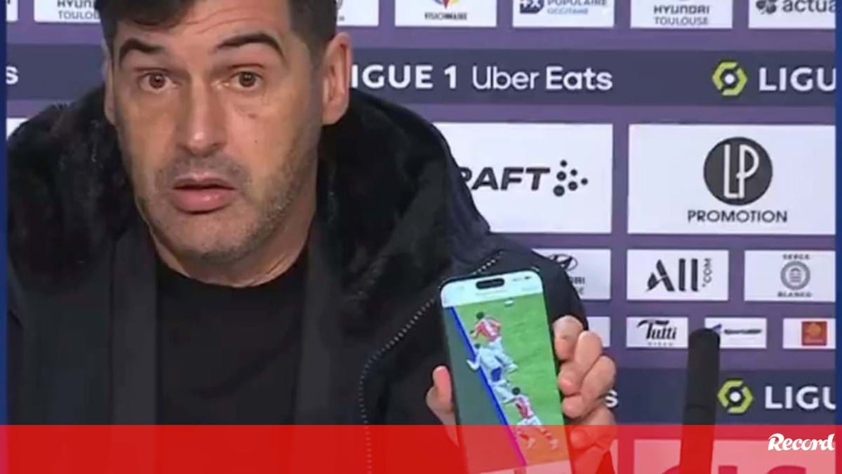 Paulo Fonseca mostrou imagem no telemóvel para criticar arbitragem: «3-1 é diferente de 2-1»