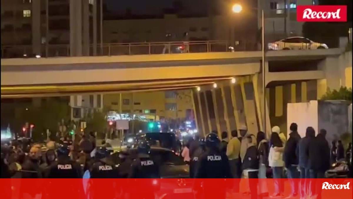 O momento em que a PSP tenta travar o confronto entre casuals de Sporting e Benfica