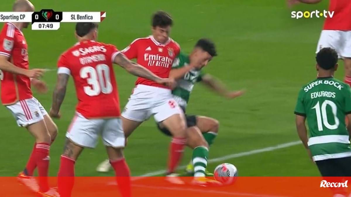 Sporting pediu penálti neste lance por falta de João Neves sobre Pote: árbitro mandou seguir